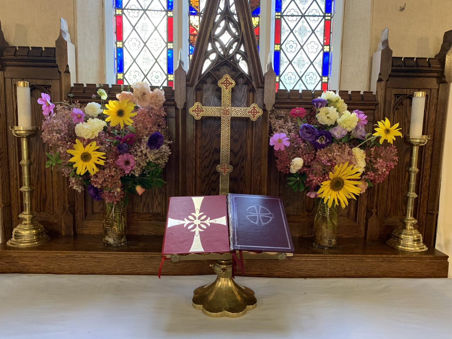 A lovely morning prayer service was held on Sunday, September 29th at St. Luke's and was led by LLM Lyda Miller. The altar flowers were from the Bremner garden and included hydrangea, zinnias, sunflowers, cosmos, and lisianthus in purple, two tone purple and white, pink, champagne, and white.
